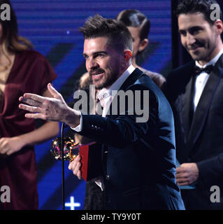 Juanes accetta il premio per il miglior Pop/Rock Album per 'Mpiani è figlio Amarte' sul palco durante il Latin Grammy Awards a MGM Garden Arena di Las Vegas, Nevada, il 16 novembre 2017. Foto di Jim Ruymen/UPI Foto Stock