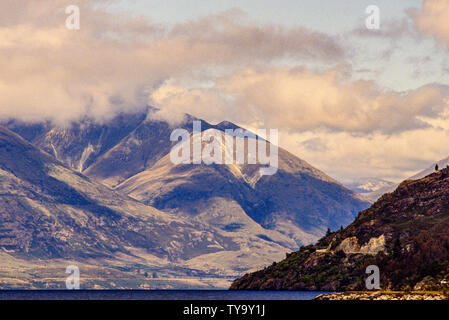 Nuova Zelanda, Isola del Sud. paesaggio con sul lago Wakatipu e sulle montagne, vicino a Queenstown. Foto: © Simon Grosset. Archivio: immagine digitalizzata dalla un origi Foto Stock