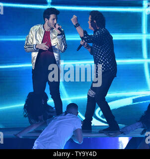 Carlos Vives e Sebastian Yatra eseguire sul palco durante il Latin Grammy Awards a MGM Garden Arena di Las Vegas, Nevada, il 16 novembre 2017. Foto di Jim Ruymen/UPI Foto Stock