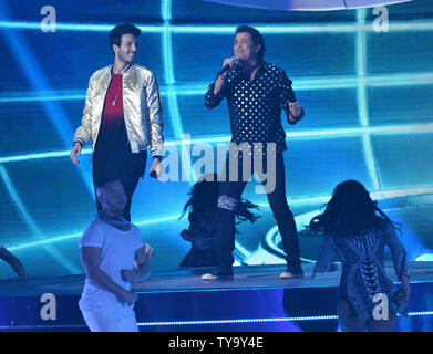 Carlos Vives e Sebastian Yatra eseguire sul palco durante il Latin Grammy Awards a MGM Garden Arena di Las Vegas, Nevada, il 16 novembre 2017. Foto di Jim Ruymen/UPI Foto Stock