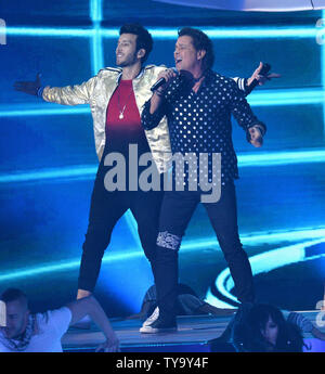 Carlos Vives e Sebastian Yatra eseguire sul palco durante il Latin Grammy Awards a MGM Garden Arena di Las Vegas, Nevada, il 16 novembre 2017. Foto di Jim Ruymen/UPI Foto Stock