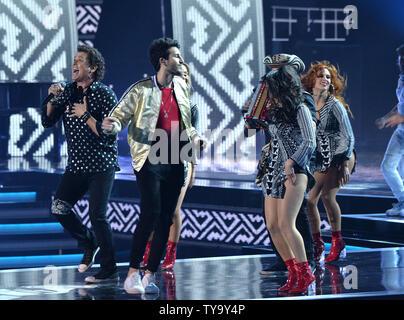 Carlos Vives e Sebastian Yatra eseguire sul palco durante il Latin Grammy Awards a MGM Garden Arena di Las Vegas, Nevada, il 16 novembre 2017. Foto di Jim Ruymen/UPI Foto Stock