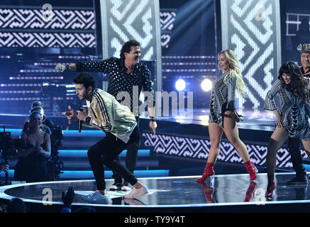 Carlos Vives e Sebastian Yatra eseguire sul palco durante il Latin Grammy Awards a MGM Garden Arena di Las Vegas, Nevada, il 16 novembre 2017. Foto di Jim Ruymen/UPI Foto Stock