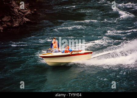 Nuova Zelanda, Isola del Sud. Jet Boat vicino a Queenstown. Foto: © Simon Grosset. Archivio: immagine digitalizzati da un originale di trasparenza. Presi in novembre Foto Stock