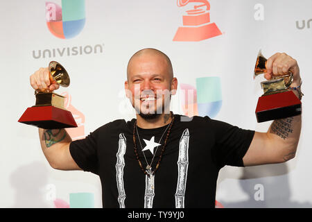 Il Puerto Rican rapper Residence appare dietro le quinte con i premi per la migliore canzone urbano per 'Somos Andormales' e urbana migliore album di musica per 'Residence' durante la diciottesima edizione Latin Grammy Awards a MGM Garden Arena di Las Vegas, Nevada, il 16 novembre 2017. Foto di James Atoa/UPI Foto Stock