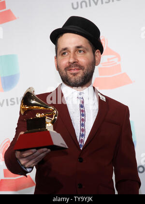 Eduardo Cabra appare dietro le quinte con il premio per il produttore dell'anno durante la diciottesima edizione Latin Grammy Awards a MGM Garden Arena di Las Vegas, Nevada, il 16 novembre 2017. Foto di James Atoa/UPI Foto Stock