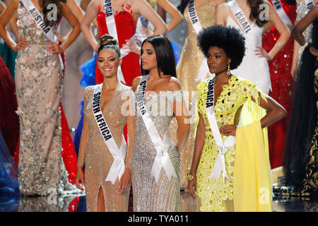 La parte superiore 3 concorrenti di Miss Sud Africa, Demi-Leigh Nel-Peters, Miss Colombia, Laura Gonzalez e Miss Giamaica, Davina Bennett attendono per la porzione di intervista durante la 66Miss Universo pageant concorrenza in corrispondenza dell'asse al Planet Hollywood di Las Vegas, Nevada, il 26 novembre 2017. Foto di James Atoa/UPI Foto Stock