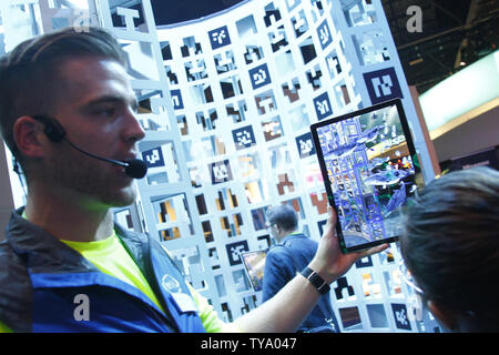 Una dimostrazione di intelligenza artificiale torre presso lo stand Intel, presentazione di tecnologie future applicazioni, durante il 2018 International CES, presso il Las Vegas Convention Center di Las Vegas, Nevada, 9 gennaio 2018. Foto di James Atoa/UPI Foto Stock