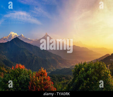 Colorato tramonto sull'Himalaya in Nepal Foto Stock