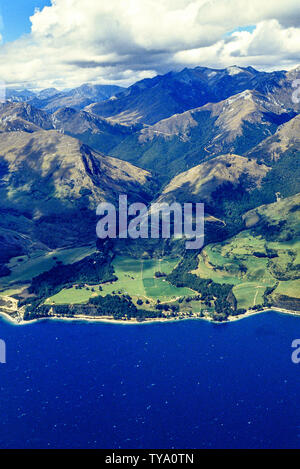 Nuova Zelanda, Isola del Sud. Vista aerea del Lago Wakatipu e sulle montagne vicino a Queenstown. Foto: © Simon Grosset. Archivio: immagine digitalizzata dalla una origine Foto Stock