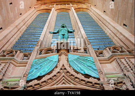 Vista in elevazione frontale del Liverpool Cattedrale Anglicana Foto Stock