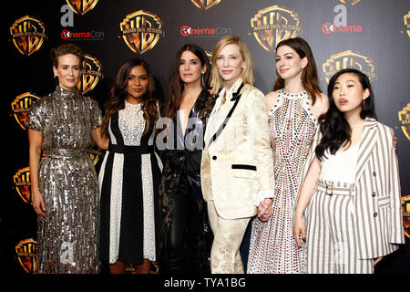 'Oceano 8' membri del cast Sarah Paulson, Mindy Kaling, Sandra Bullock, Cate Blanchett, Anne Hathaway e Awkwafina arriva per il CinemaCon 2018 Warner Bros presentazione studio al Caesars Palace a Las Vegas, Nevada, il 24 aprile 2018. Foto di James Atoa/UPI Foto Stock