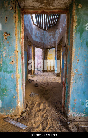 Rovine della città mineraria Kolmanskop nel deserto del Namib vicino a Luderitz in Namibia Foto Stock