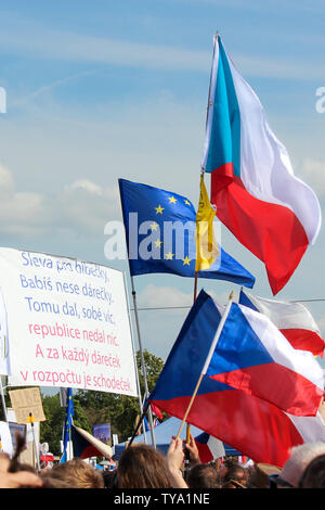 Praga, Repubblica Ceca - 23 Giugno 2019: le bandiere e gli striscioni contro il Primo Ministro Babis e ministro della Giustizia sulla Letna, Letenska piano. Dimostrazione chiamando per dimissioni. Protesta per la democrazia. Foto Stock