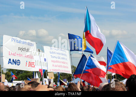 Praga, Repubblica Ceca - 23 Giugno 2019: le bandiere e gli striscioni contro il Primo Ministro Babis e ministro della Giustizia sulla Letna, Letenska piano. Dimostrazione chiamando per dimissioni. Protesta per la democrazia. Foto Stock