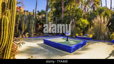 Acqua blu fontana nel Jardin Majorelle Giardino botanico di Marrakech Foto Stock