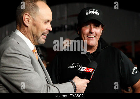 Sportcaster Ernie Johnson Jr interviste Phil Mickelson dopo aver vinto il pay-per-view il vincitore prende tutto $9 milioni di dollari di partita di golf contro longtime rivale Tiger Woods a Shadow Creek Golf a Las Vegas, Nevada, il 23 novembre 2018. Foto di James Atoa/UPI Foto Stock