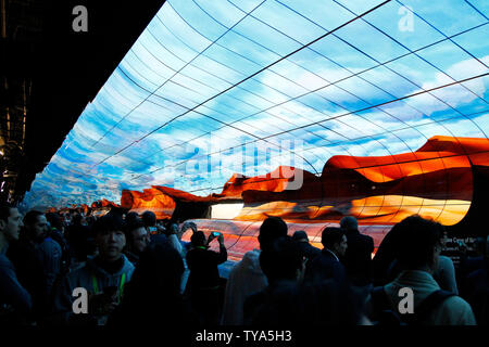 Una vista di 'Curva della natura", una massiccia parete ondulata composte da 260 55 pollici televisori OLED sul display all'ingresso della LG stand durante il 2019 International CES, presso il Las Vegas Convention Center di Las Vegas, Nevada, 9 gennaio 2019. Foto di James Atoa/UPI Foto Stock