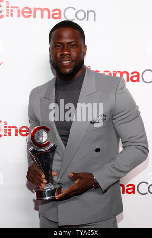 Attore Kevin Hart destinatario del 'International Star dell'anno' award arriva per il CinemaCon 'Big Screen Achievement Awards 2019" al Caesars Palace a Las Vegas, Nevada, il 4 aprile 2019. Foto di James Atoa/UPI Foto Stock