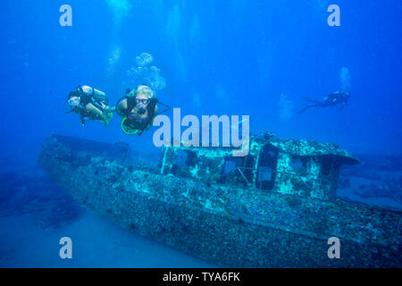 Due subacquei femmina (MR) su scooter subacqueo sul relitto di Sant Antonio, off Maui, Hawaii. Foto Stock