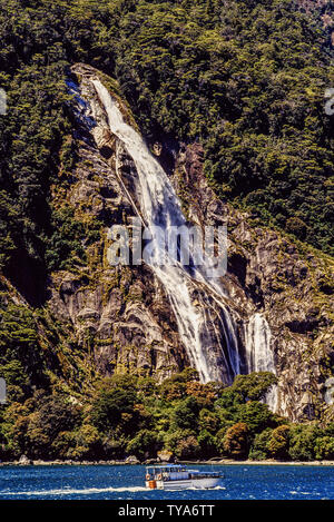 Nuova Zelanda, Isola del Sud. Milford Sound / Piopiotahi è un fiordo nel sud ovest dell'Isola Sud della Nuova Zelanda nel Parco Nazionale di Fiordland, Piopi Foto Stock