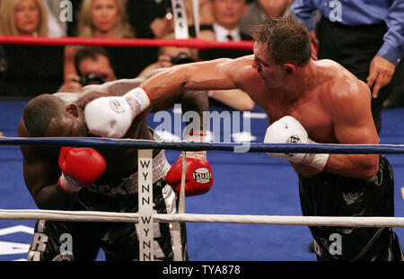 Oleg Maskaev del Kazakistan (R) colpisce American Hasim Rahman durante il loro WBC Heavyweight Championship al Thomas & Mack Center di Las Vegas, Nevada, il 12 agosto 2006. Maskaev ha vinto il titolo con un 12esimo round knockout tecnico. (UPI Photo/ David Silpa) Foto Stock