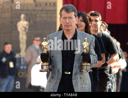 Anacleto Medina di R.S. Owens & Co. e studenti provenienti da registi Inner-City portano il 50 statuette di Oscar per la 79th annuale di Academy Awards giù il tappeto rosso per il Kodak Theatre durante la sfilata di Oscar in Hollywood, la California il 24 febbraio 2007. R.S. Owens e Co. è stata colata e artigianale di statuette dal 1983. (UPI foto/Roger L. Wollenberg) Foto Stock