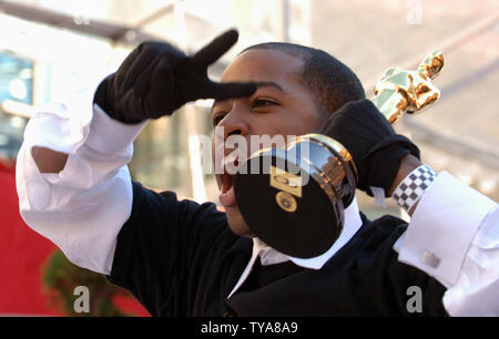 Gli studenti provenienti da registi Inner-City portano il 50 statuette di Oscar per la 79th annuale di Academy Awards giù il tappeto rosso per il Kodak Theatre durante la sfilata di Oscar in Hollywood, la California il 24 febbraio 2007. (UPI foto/Roger L. Wollenberg) Foto Stock