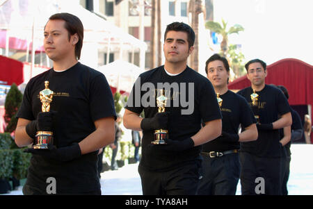 Gli studenti provenienti da registi Inner-City portano il 50 statuette di Oscar per la 79th annuale di Academy Awards giù il tappeto rosso per il Kodak Theatre durante la sfilata di Oscar in Hollywood, la California il 24 febbraio 2007. (UPI foto/Roger L. Wollenberg) Foto Stock