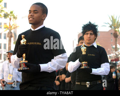 Gli studenti provenienti da registi Inner-City portano il 50 statuette di Oscar per la 79th annuale di Academy Awards giù il tappeto rosso per il Kodak Theatre durante la sfilata di Oscar in Hollywood, la California il 24 febbraio 2007. (UPI foto/Roger L. Wollenberg) Foto Stock