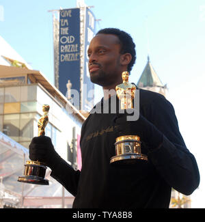 Gli studenti provenienti da registi Inner-City portano il 50 statuette di Oscar per la 79th annuale di Academy Awards giù il tappeto rosso per il Kodak Theatre durante la sfilata di Oscar in Hollywood, la California il 24 febbraio 2007. (UPI foto/Roger L. Wollenberg) Foto Stock