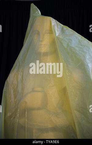 Una statua di Oscar è visto rivestito in materiale plastico sul tappeto rosso come sono in corso preparativi per l'ottantanovesimo annuale di Academy Awards nella sezione di Hollywood di Los Angeles il 23 febbraio 2017. Il 2017 Academy Awards avrà luogo Domenica. Foto di Kevin Dietsch/UPI Foto Stock