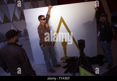 I lavoratori si muovono Oscar signage come sono in corso preparativi per l'ottantanovesimo annuale di Academy Awards nella sezione di Hollywood di Los Angeles il 23 febbraio 2017. Il 2017 Academy Awards avrà luogo Domenica. Foto di Kevin Dietsch/UPI Foto Stock