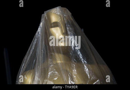 Un oggetto Oscar statua è visto in una zona di stoccaggio appena fuori il tappeto rosso come sono in corso preparativi per l'ottantanovesimo annuale di Academy Awards nella sezione di Hollywood di Los Angeles il 24 febbraio 2017. Il 2017 Academy Awards avrà luogo domenica 25 febbraio. Foto di Kevin Dietsch/UPI Foto Stock