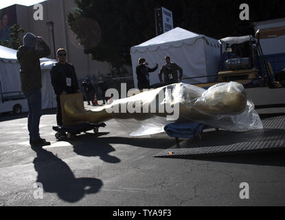 Lavoratori caricare un oggetto Oscar statua in un carrello come sono in corso preparativi per l'ottantanovesimo annuale di Academy Awards nella sezione di Hollywood di Los Angeles il 24 febbraio 2017. Il 2017 Academy Awards avrà luogo domenica 25 febbraio. Foto di Kevin Dietsch/UPI Foto Stock