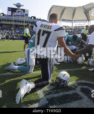 Los Angeles Chargers' Filippo fiumi dice una preghiera alla fine della partita contro i delfini di Miami al centro StuHub a Carson, la California il 17 settembre 2017. I Delfini ha vinto 19 a 17. Foto di Lori Shepler/UPI Foto Stock