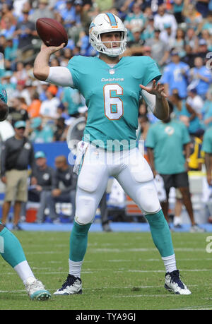 Miami Dolphins quarterback Jay Cutler getta un pass nel primo semestre contro il Los Angeles Chargers al centro StuHub a Carson, la California il 17 settembre 2017. I Delfini ha vinto 19 a 17. Foto di Lori Shepler/UPI Foto Stock