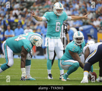 Miami Dolphins quarterback Jay Cutler chiede un gioco nel primo semestre contro il Los Angeles Chargers al centro StuHub a Carson, la California il 17 settembre 2017. I Delfini ha vinto 19 a 17. Foto di Lori Shepler/UPI Foto Stock