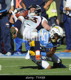 Los Angeles Chargers Trevor Williams smette di Denver Broncos A.J. Derby nella seconda metà presso il Centro StubHub a Carson, la California il 22 ottobre 2017. Il caricabatterie ha vinto 21 a 0. Foto di Lori Shepler/UPI Foto Stock