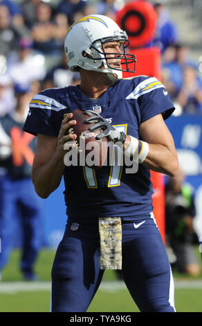 Los Angeles Chargers' Filippo fiumi getta un pass nel primo semestre contro i Buffalo Bills a StuHub Center di Carson, la California il 19 novembre 2017. Il caricabatterie ha vinto 54 a 24. Foto di Lori Shepler/UPI Foto Stock