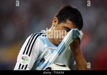 Argentina del Juan Riquelme durante gli ultimi 16 knock-out tappa della Coppa del Mondo FIFA 2006 al Zentralstadion di Lipsia, in Germania il 24 giugno 2006. Argentina bisogno di tempo supplementare e una meraviglia sciopero da Maxi Rodriguez per dare loro un 2-1 vittoria sul Messico e un posto nei quarti di finale. (UPI foto/Christian Brunskill) Foto Stock