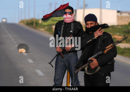 Rebel libici formata una milizia a guardia delle strade in Beida città in Libia orientale il 1 marzo 2011. I ribelli libico detto hanno costituito un consiglio militare nella città orientale di Bengasi in quello che potrebbe essere un passo avanti verso la creazione di un sistema unificato di forza capillare contro leader LibyanMoamer Kadhafi. Hosam UPIMohamaad Foto Stock