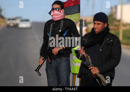 Rebel libici formata una milizia a guardia delle strade in Beida città in Libia orientale il 1 marzo 2011. I ribelli libico detto hanno costituito un consiglio militare nella città orientale di Bengasi in quello che potrebbe essere un passo avanti verso la creazione di un sistema unificato di nationwide forza contro il leader libico Moammar Gadhafi. UPI/Mohamaad Hosam Foto Stock