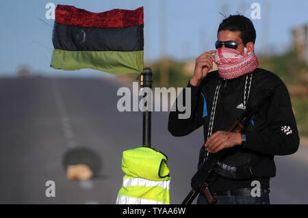 Rebel libici formata una milizia a guardia delle strade in Beida città in Libia orientale il 1 marzo 2011. I ribelli libico detto hanno costituito un consiglio militare nella città orientale di Bengasi in quello che potrebbe essere un passo avanti verso la creazione di un sistema unificato di nationwide forza contro il leader libico Moammar Gadhafi. UPI/Mohamaad Hosam Foto Stock