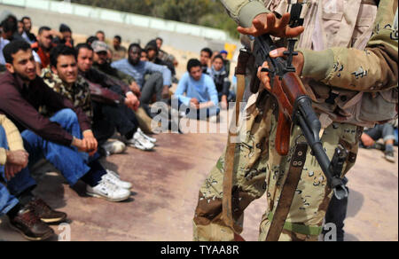 Le reclute ribelli ascoltare durante il loro primo giorno di addestramento militare a una milizia ribelle center il 3 marzo 2011 a Bengasi, Libia. I sostenitori dell'opposizione libica, che controlla Bengasi e la maggior parte della Libia orientale, sono stati ansiosi di unirsi a gruppi di miliziani che sono impegnate nella lotta contro le forze del Presidente Muammar Gheddafi ad ovest vicino al Campidoglio di Tripoli. UPI/Mohamaad Hosam Foto Stock