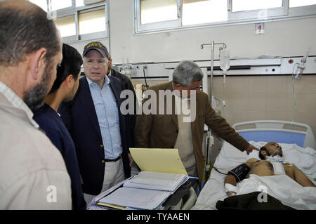 Noi John McCain, R-AZ, paga una visita ad un ospedale locale in Libia ribelli roccaforte orientale città di Bengasi il 22 aprile 2011. McCain ha esortato la comunità internazionale a riconoscere i ribelli' del consiglio nazionale transitorio (TNC) come "legittimo" voce del popolo libico. UPITarek Alhuony Foto Stock