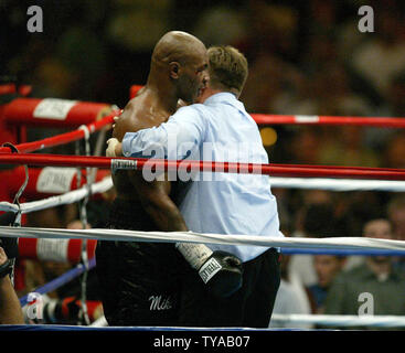 Mike Tyson è KO'd da Englands Danny Williams nel quarto round di libertà Hall di Louisville KY Luglio 30, 2004. (UPI foto/Roger Williams) Foto Stock