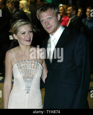 Attore britannico Paul Bettany (L) e l'attrice americana Kirsten Dunst arrivare alla premiere del loro nuovo film 'L' di Wimbledon a Londra il 20 settembre 2004. (UPI FOTO/Hugo Philpott ) Foto Stock