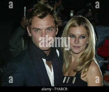 Attore britannico Jude Law (L) e fidanzata Sienna Millar (R) arrivano al Worldwide Premiere del loro nuovo film "Alfie' a Londra il 14 ottobre 2004. (UPI FOTO/Hugo Philpott ) Foto Stock