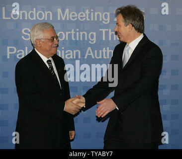 Il Primo Ministro britannico Tony Blair saluta il presidente palestinese Mahmoud Abbas al "riunione di Londra a sostenere l'Autorità palestinese" a Londra il Martedì, Marzo 01, 2005. (UPI foto/Hugo Philpott) Foto Stock